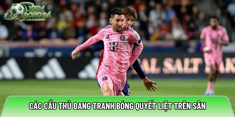 Các cầu thủ đang tranh bóng quyết liệt trên sân